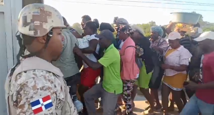 Cientos de haitianos cruzan a Dajabón en busca de comprar alimentos