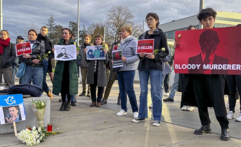 Ascienden a 401 los detenidos en Rusia al intentar rendir tributo a Navalni