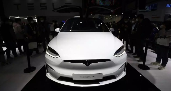 Tesla llama a revisión a 2,193,869 vehículos por el tamaño incorrecto de las letras