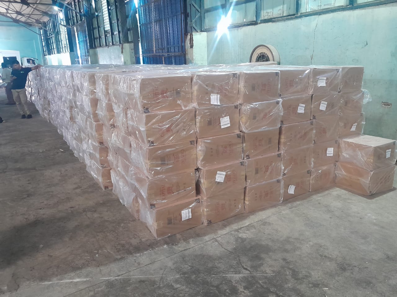 Aduanas asesta duro golpe al contrabando de bebidas “premium” y cigarrillos en Puerto Plata