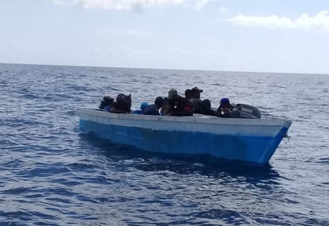 Armada Dominicana rescata 34 en una yola a la deriva rumbo a Puerto Rico