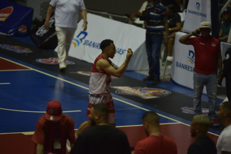 Alex Abreu guía a Plaza a empatar serie final contra Pueblo Nuevo en Santiago
