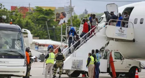 Francia evacua 170 de sus ciudadanos que corrían peligro en Haití
