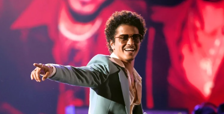 Cantante Bruno Mars tiene millonaria deuda tras incurrir en apuestas