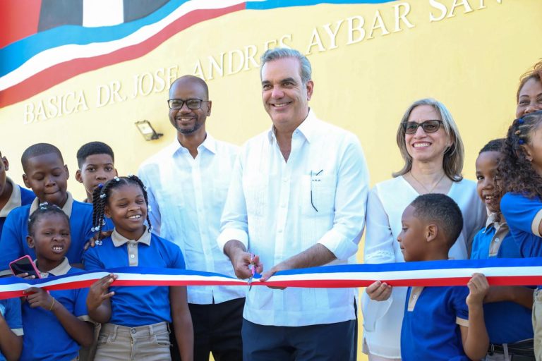 Abinader inaugura tres centros educativos y un puente en Monte Plata y Santo Domingo Norte; entrega 236 apartamentos en Ciudad Modelo