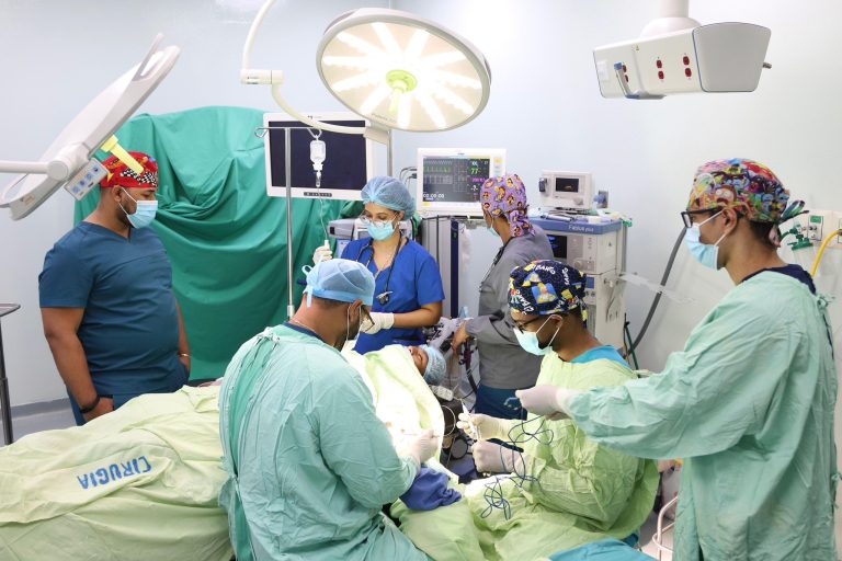 Sociedad Dominicana de Cirugía Vascular y Endovascular y Asociación de Pacientes Renales realizan intervenciones gratis en pacientes renales