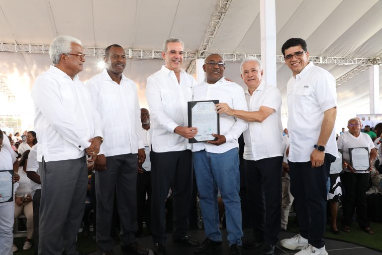Presidente Abinader entrega 1,130 títulos más en El Tamarindo, Santo Domingo Este, ya son 5,381 los entregados en este sector