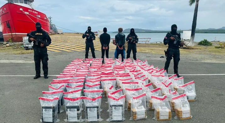 Capturan en Peravia una lancha con 754 paquetes de presunta cocaína