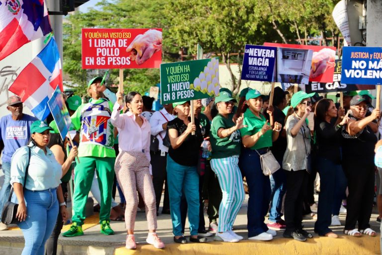 Con la consigna “Abinader nos mata de hambre”, mujeres de la Fuerza del Pueblo alzan su voz de protesta en todo el país