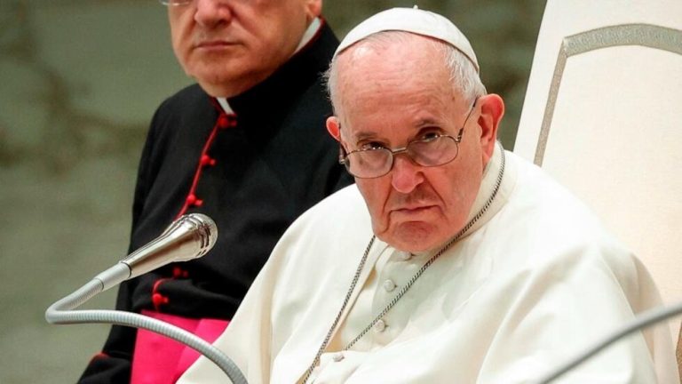 Papa Francisco insta a los sacerdotes a no ser severos y no curiosear en la vida de los feligreses