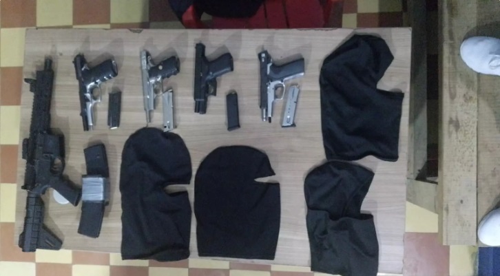 PN captura cinco hombres y les ocupa cuatro pistolas, un fusil y pasamontañas en Cotuí