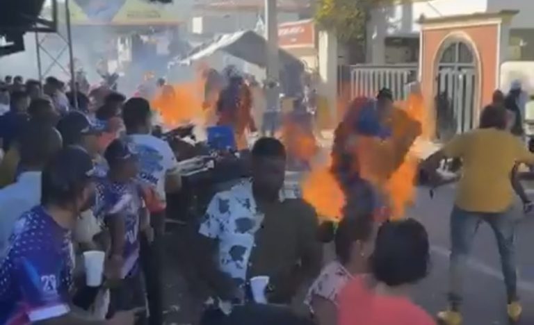 Suspenden carnaval de Salcedo luego de que varias personas resultaran con quemaduras