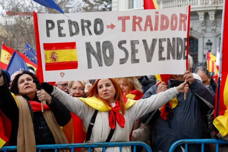 Multitudinaria protesta en Madrid contra la amnistía, con gritos dirigidos a Sánchez