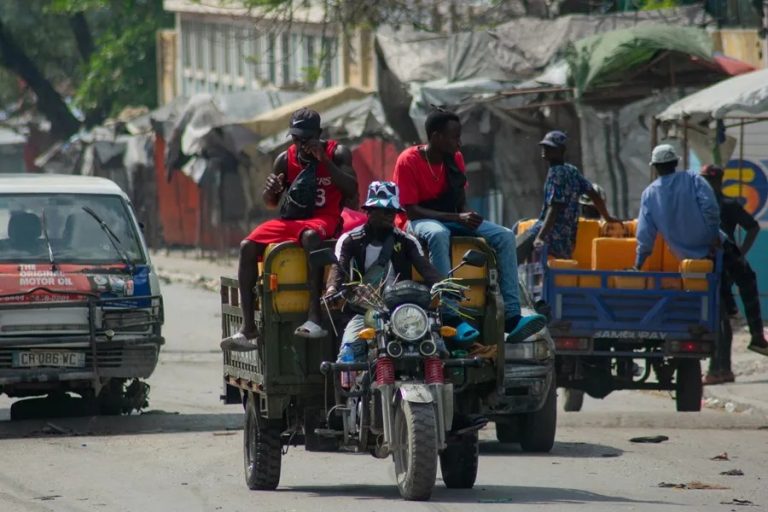 Siguen los saqueos en puertos de la capital de Haití