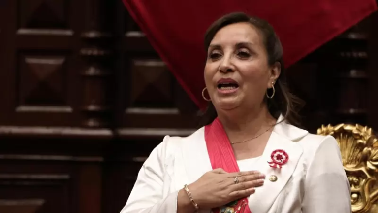 Antiguo partido de Dina Boluarte presenta moción para destituirla