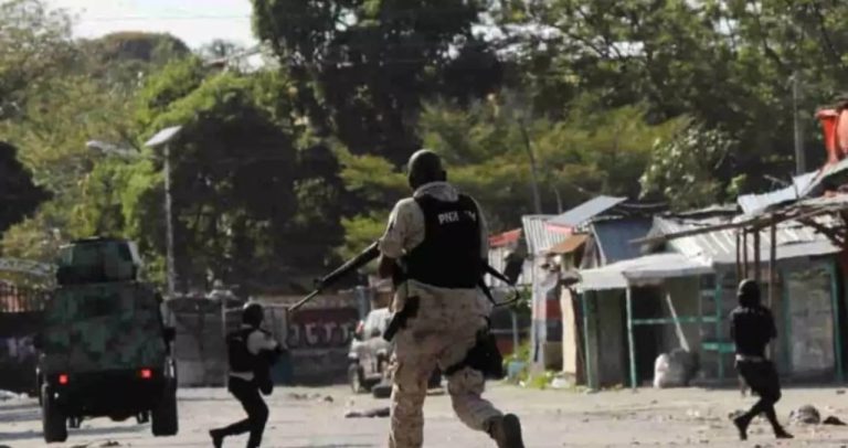 Bandas armadas toman Penitenciaría Nacional de Puerto Príncipe y liberan a presos peligrosos