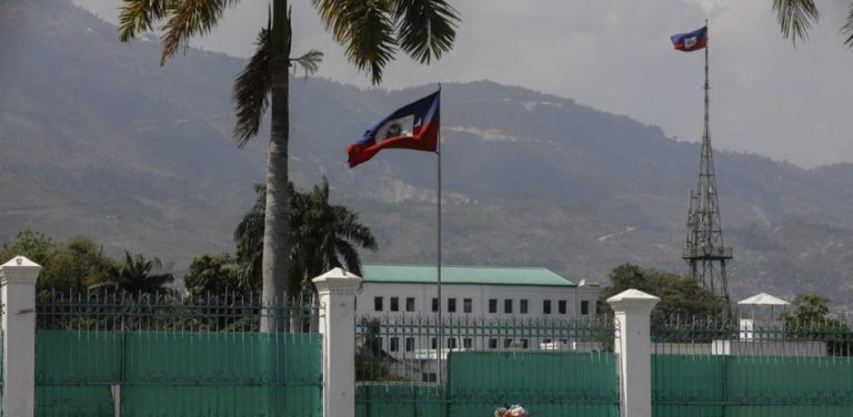 El Palacio Nacional de Haití está bajo ataque de hombres armados