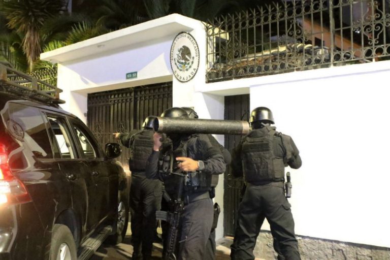 México rompede relaciones diplomáticas con Ecuador tras irrupción en su embajada