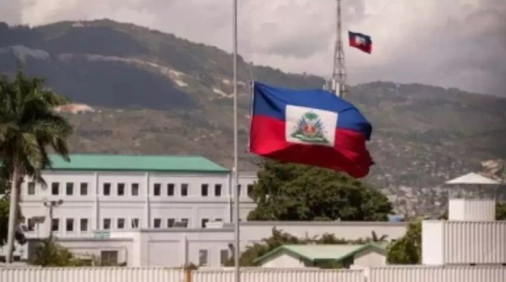Consejo de Ministros y miembros del Consejo Presidencial en Haití con puñales desenvainados