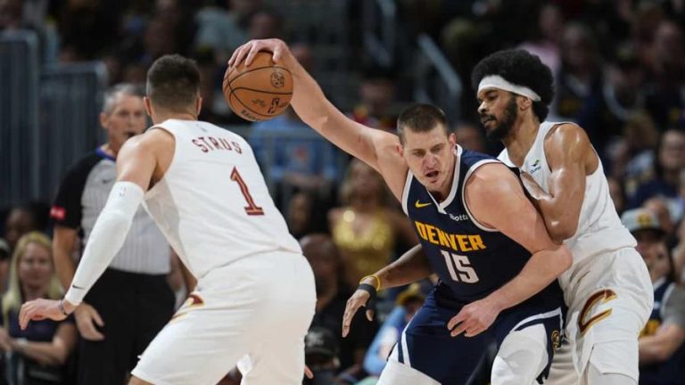 Jokic comanda a Nuggets con 26 puntos, 18 rebotes y 16 asistencias, para vencer a Cavaliers