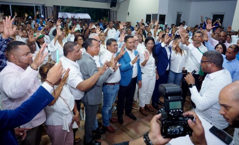 Junior Santos juramenta peledeistas, entre ellos el coordinador de campaña de Cristina Lizardo