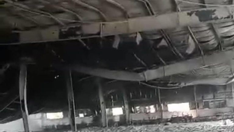 Bandas armadas queman edificios de parque industrial de Haití