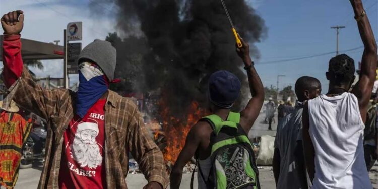 Pandillas siguen destruyendo obras sociales en Puerto Príncipe