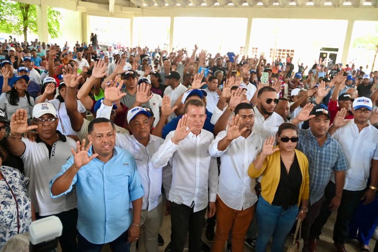 Diputado del PLD Lupe Núñez y su equipo político también vuelan la cerca; se juramentan en el PRM