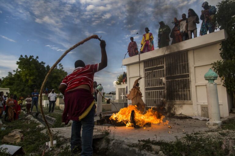Disfraces de jóvenes se incendian tras culminar celebración de carnaval en Cabral
