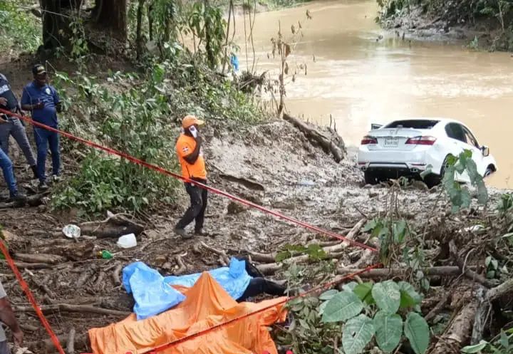 Mueren ahogadas varias personas tras carro en que viajaban caer a río desbordado en La Altagracia