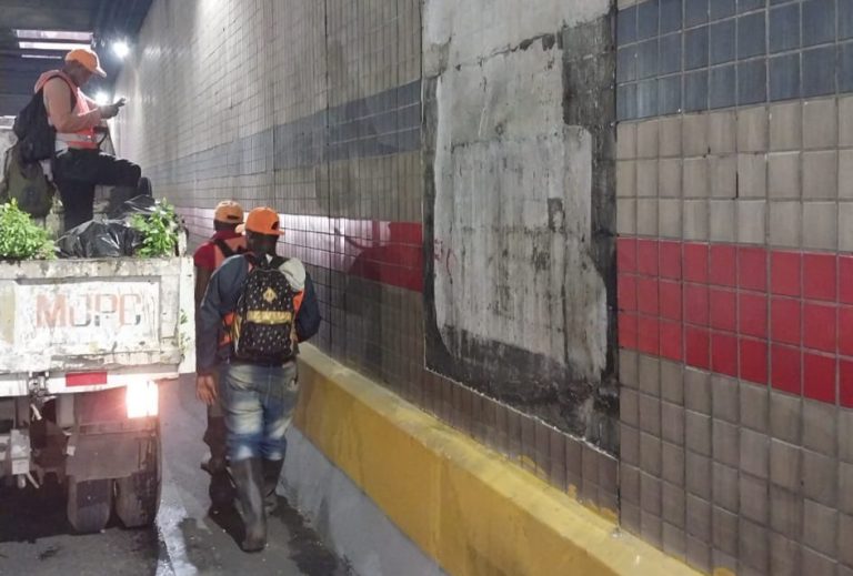 Se desprende cerámica decorativa del túnel de la 27 de Febrero; Obras Públicas dice no representa peligro para conductores