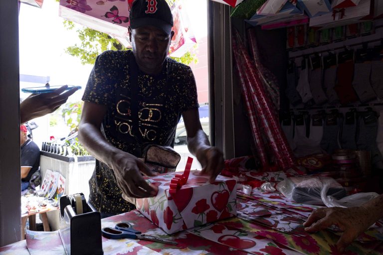 Reportaje- La diferencia entre pobres y ricos se expresa en los regalos a las madres en su día