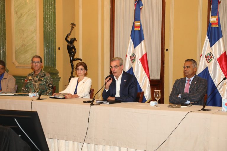 Presidente Abinader conoce detalles sobre situación pluvial del país por vaguadas