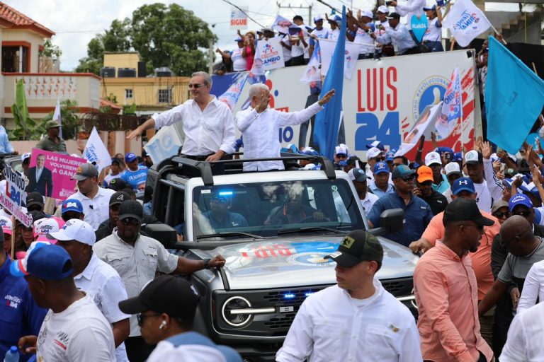 Presidente Abinader encabeza multitudinaria marcha caravana en Cotuí, Sánchez Ramírez