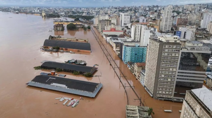 Suben a 108 los muertos y a 136 los desaparecidos por las inundaciones en Brasil