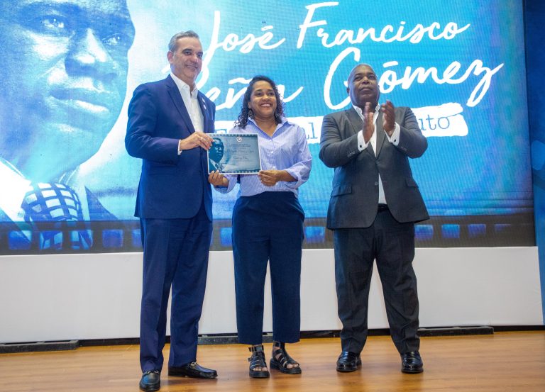 Abinader asiste a cierre «Festival del Minuto José Francisco Peña Gómez», concurso sobre la vida y obra del líder político