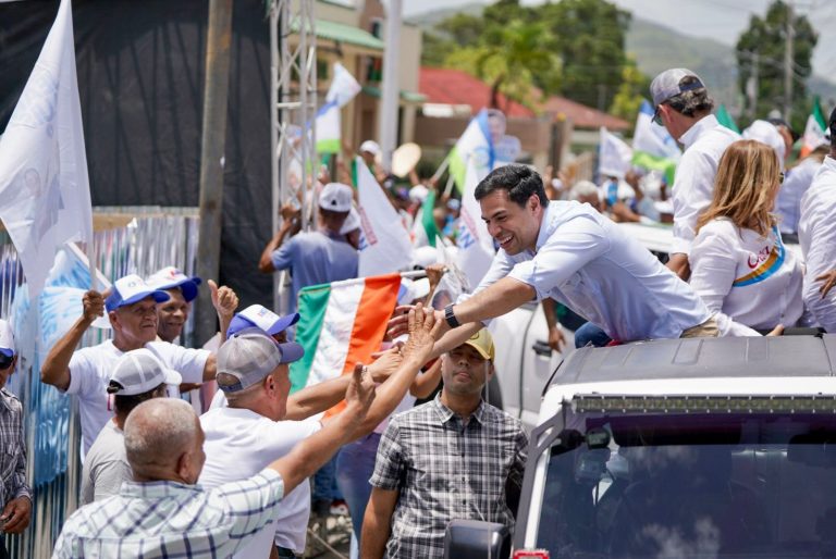 Roberto Ángel cierra, junto a los candidatos provinciales, la campaña en Ocoa con impresionante caravana