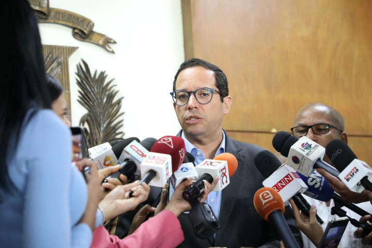 PRM solicita a JCE actuar frente a campaña de noticias falsas contra Luis Abinader 