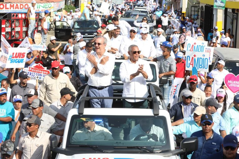 Luis Abinader realiza marchas caravanas en las provincias Duarte y Hermanas Mirabal