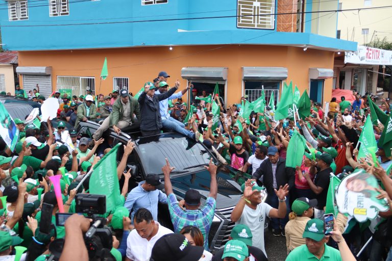 Con todo y lluvia multitud sale a calles de Azua y corea con Leonel: “E’ pa’ fuera que van”