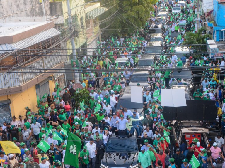 Leonel cierra campaña encabezando concurrida caravana en Santo Domingo Este