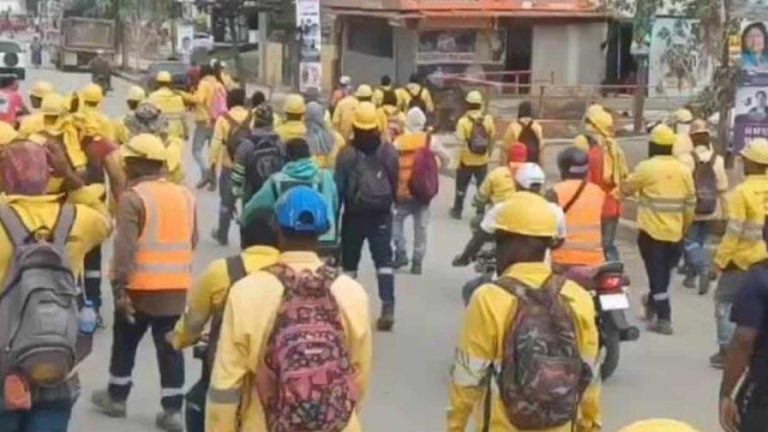 Obreros paralizan trabajos del monorriel de Santiago en demanda de bonificaciones