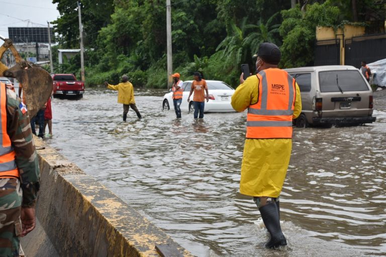 Se reportan inundaciones en Autopista Duarte por desbordamiento del Río Fula, en Bonao