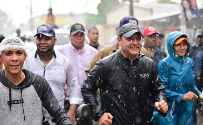 Agua bendita! La lluvia no detuvo a Abel Martínez en su propósito de reiterar a los francomacorisanos el compromiso «de que el 19 de mayo ganaremos»
