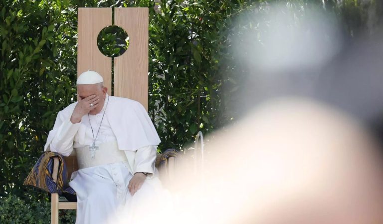 El papa dice que ya hay mucha «mariconería» en los seminarios