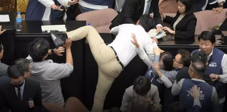 Pelea en el Parlamento de Taiwán: legislador se roba un proyecto de ley y huye en una agitada sesión