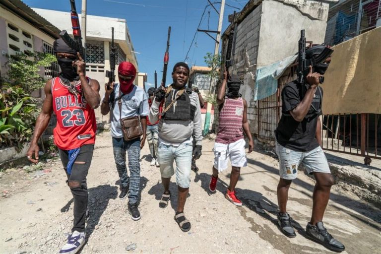 Pandillas haitianas matan profesora y retienen docenas en últimas horas