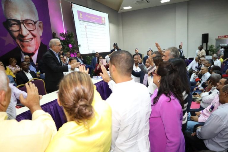 Peledeístas piden a Danilo Medina que se mantenga en la presidencia del PLD