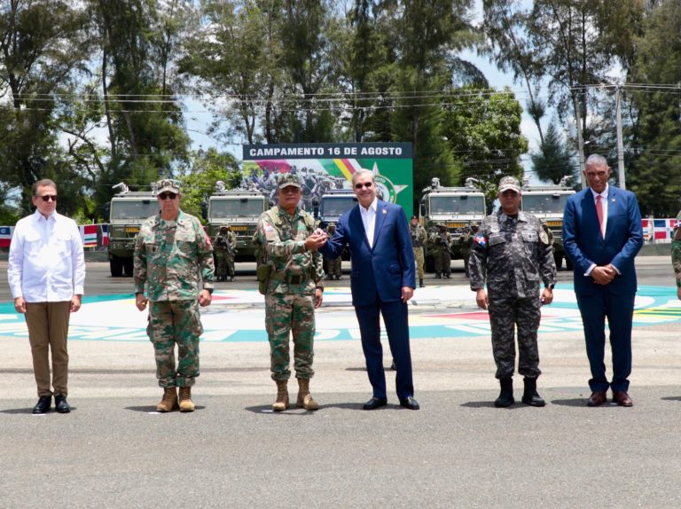 Abinader entrega 44 nuevos vehículos al Ejército, que incrementan capacidad de movilidad en 1,200 soldados más a cualquier punto del país
