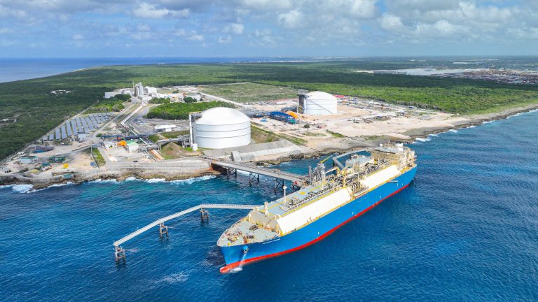 AES Dominicana y ENADOM ejecutaron con éxito la interconexión de sus infraestructuras de almacenamiento de gas natural